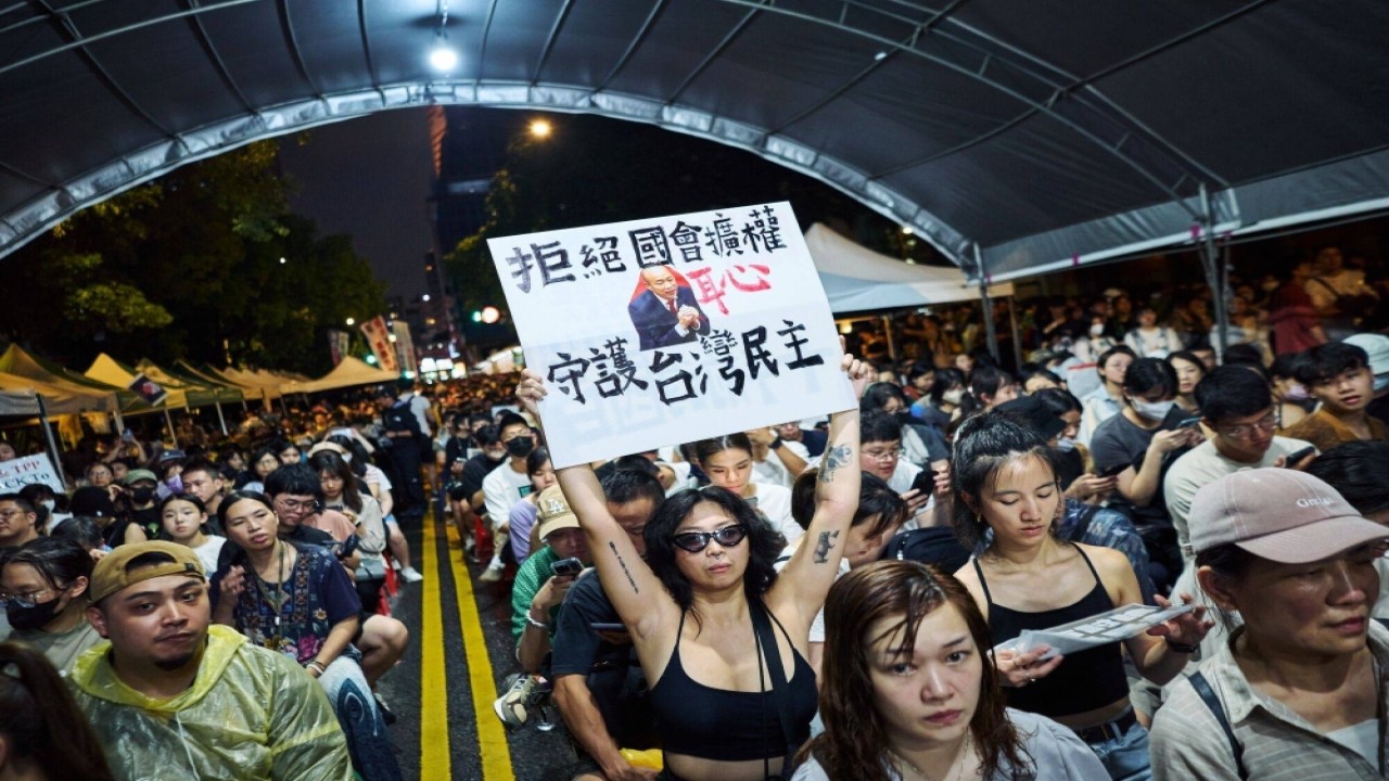 Thousands Take to the Streets in Taiwan to Oppose Parliamentary Reform Plans